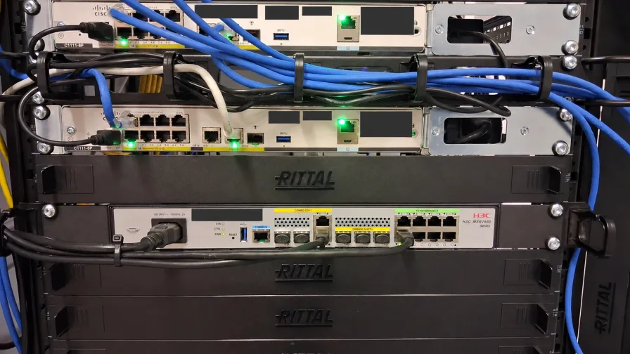 Ein H3C-Router unter zwei bestehenden Cisco-Routern in der Megahalle