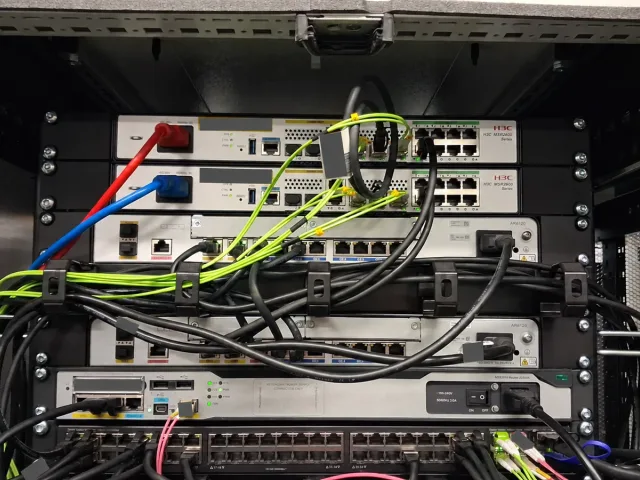 Zwei H3C-Router im Rack der neuen Rechenzentrumsanbindung