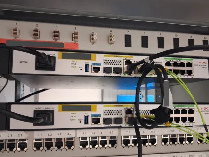 Zwei H3C MSR-Router im Netzwerkschrank am Standort MKV