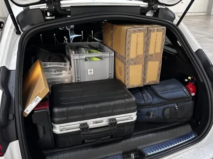 Werkzeugkoffer und Netzwerktechnik im Fahrzeug für den Einsatz